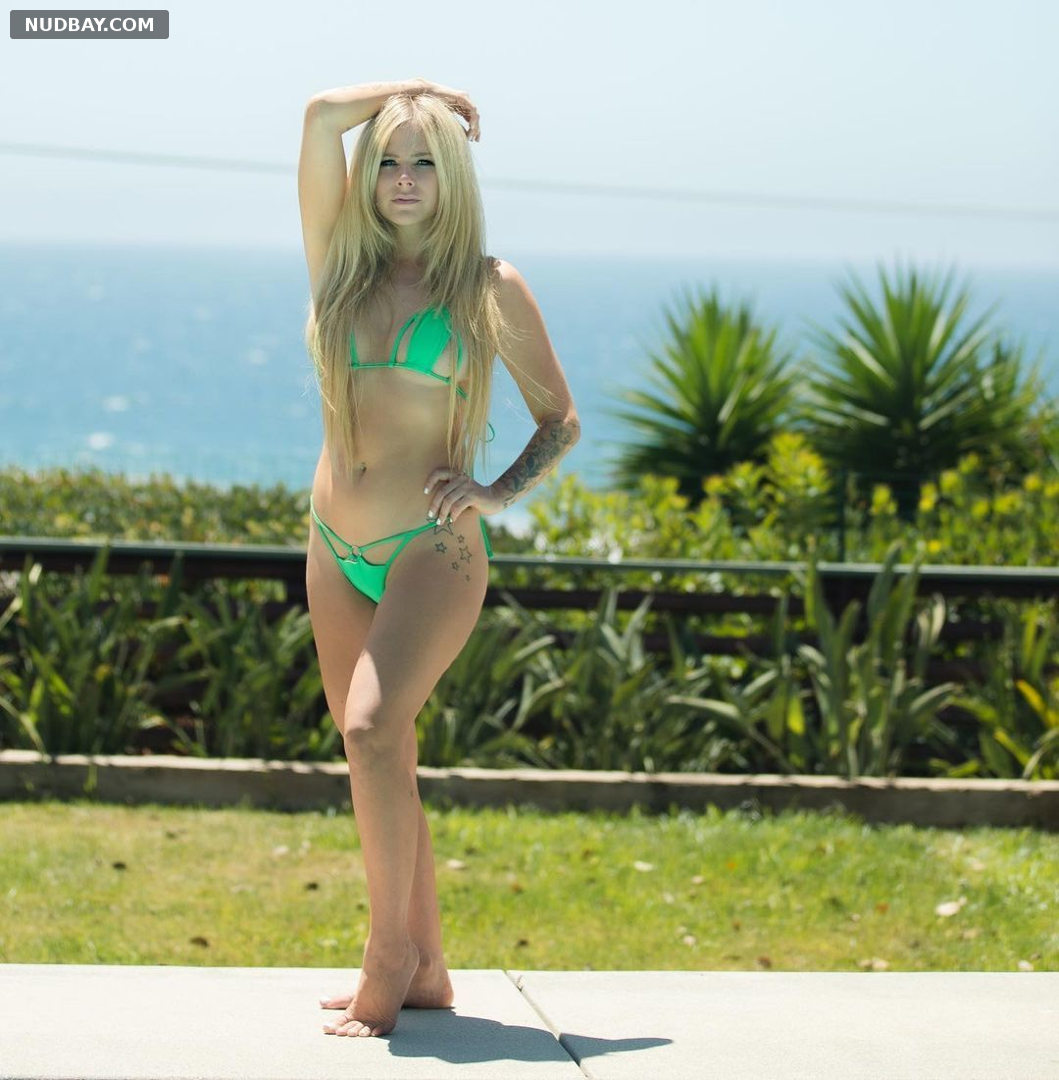 Avril Lavigne Nude Body Wears A Green Bikini 2021 Nudbay