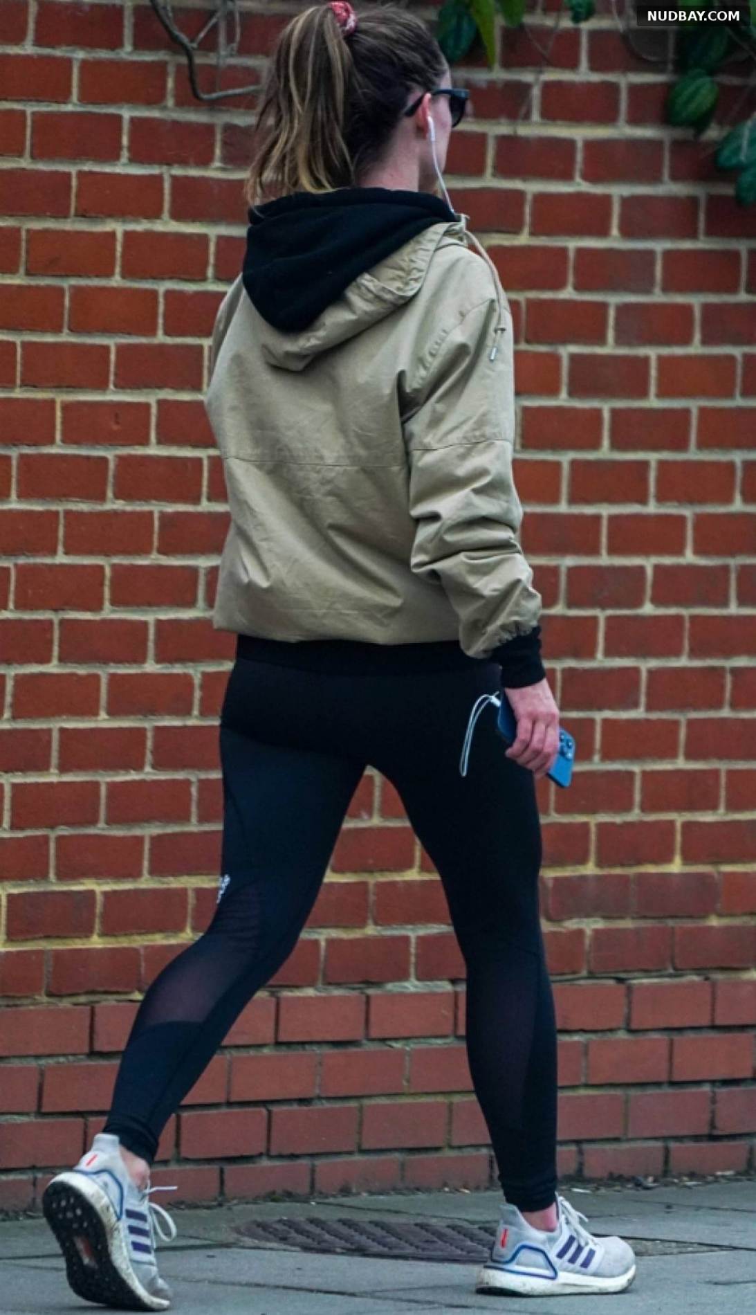 Olivia Wilde ass out for a run in London