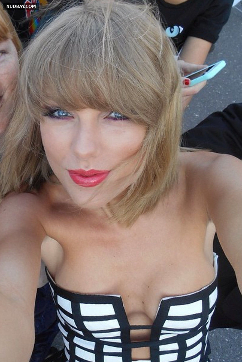 Taylor Swift boobs