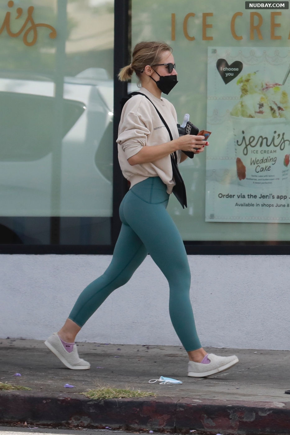 Kristen Bell outside her gym in Los Feliz Jun 07 2021