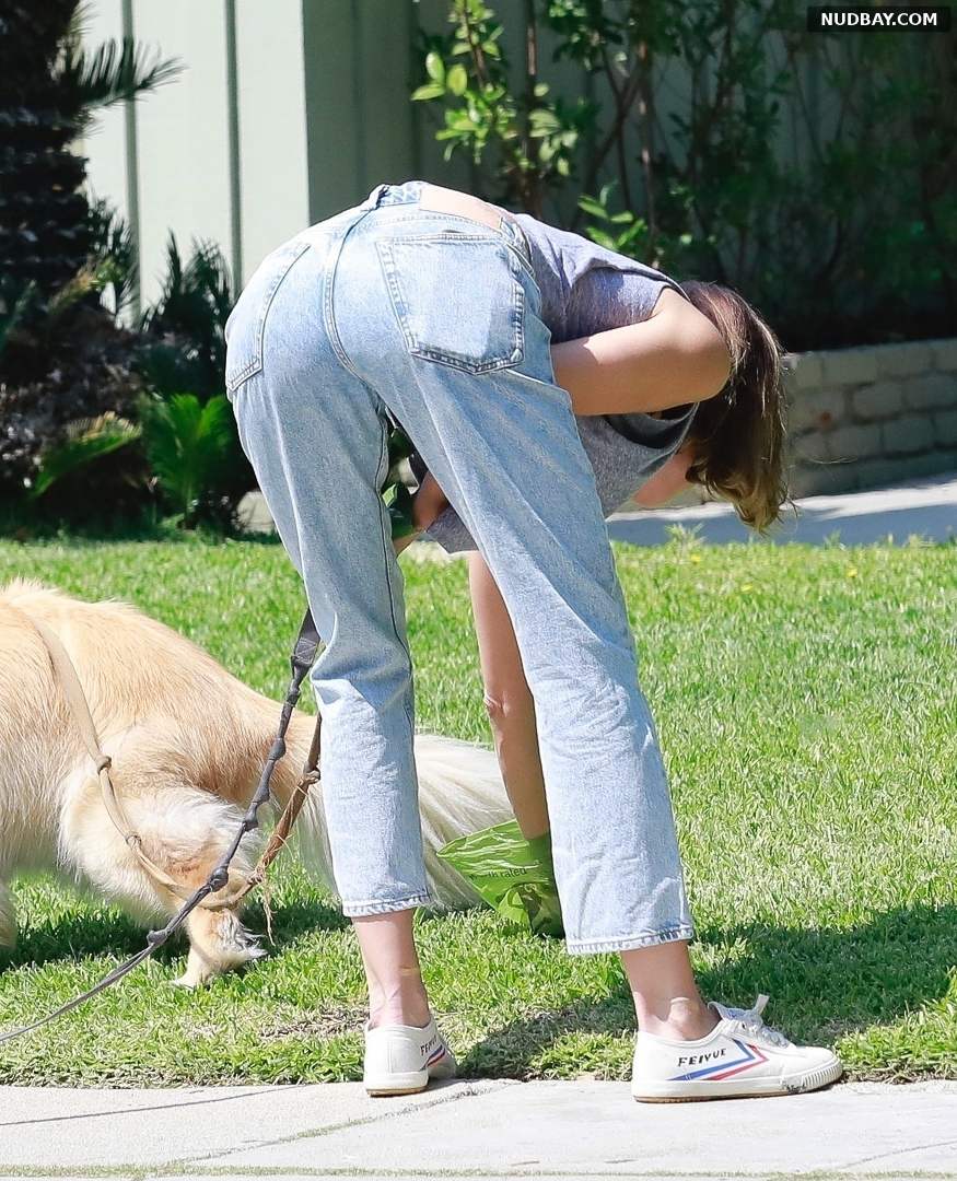 Aubrey Plaza booty walking her dogs in Los Feliz Aug 15 2021
