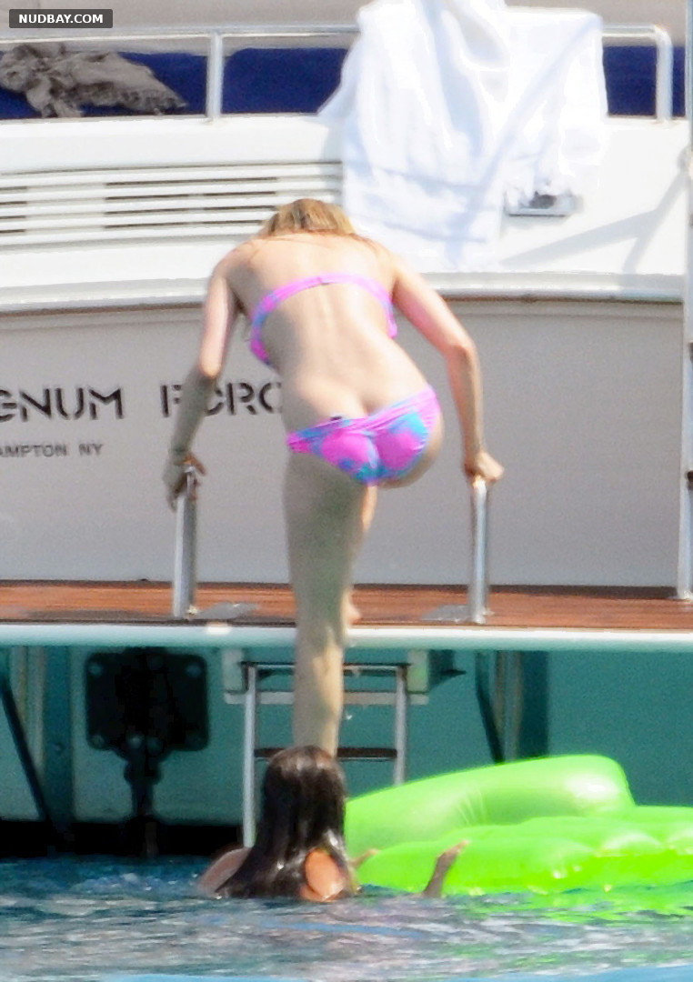 Avril Lavigne Buttcrack in bikini on vacation Jun 23 2011