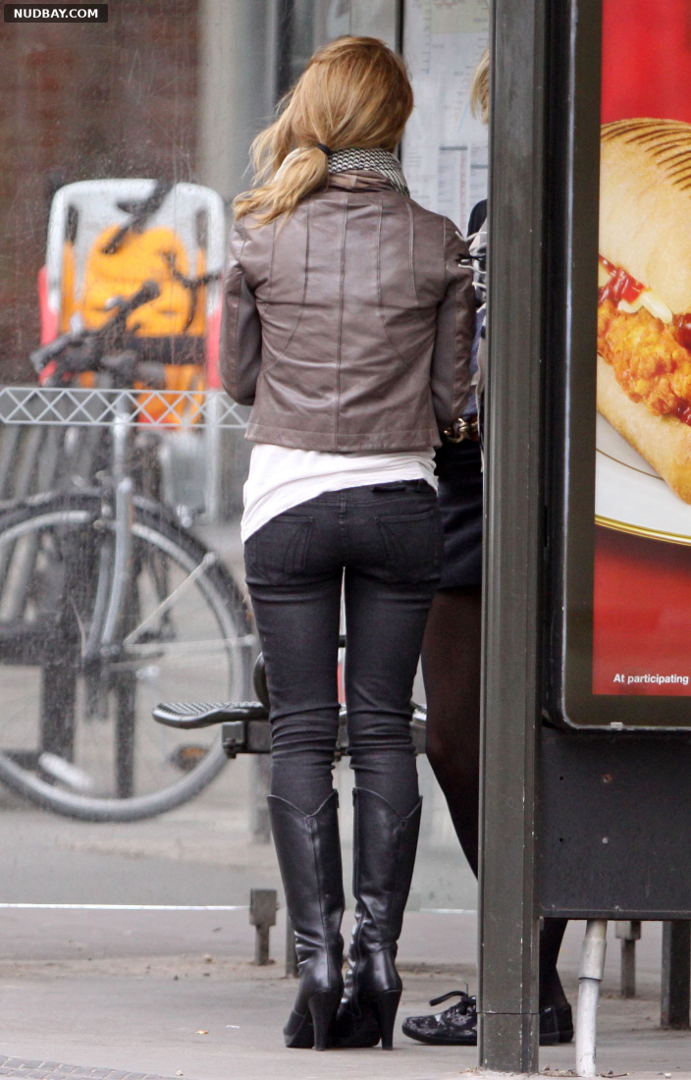 Emma Watson Ass at Gourmet Burger Kitchen in Hampstead May 18 2009 01
