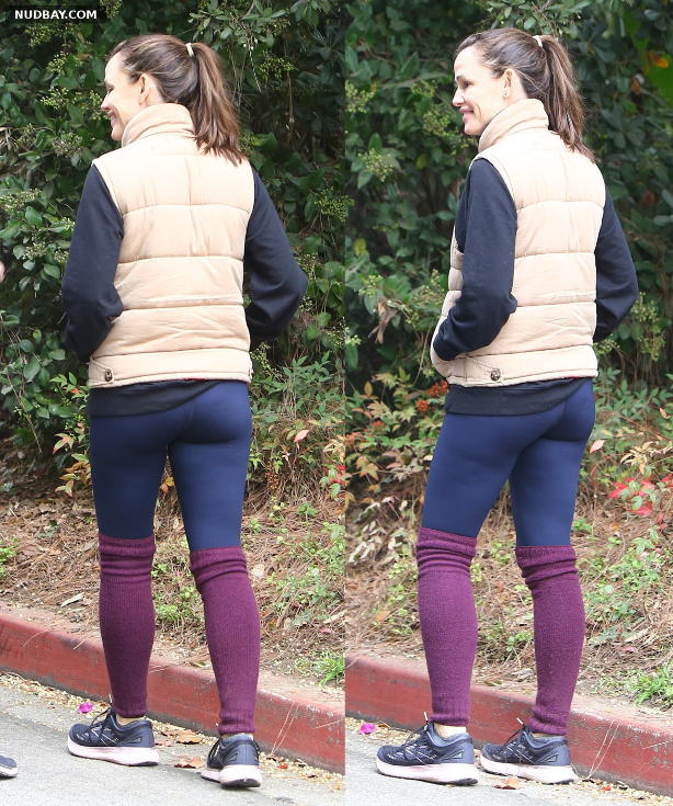 Jennifer Garner Ass morning walk in Brentwood California Nov 08 2021 01