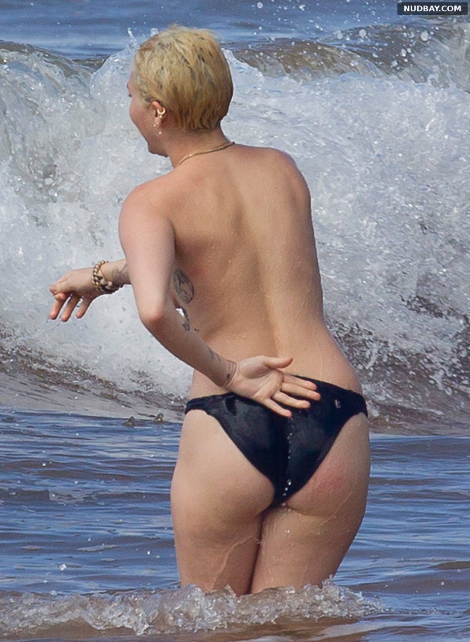 Miley Cyrus Ass at the beach in Hawaii January 19 2015