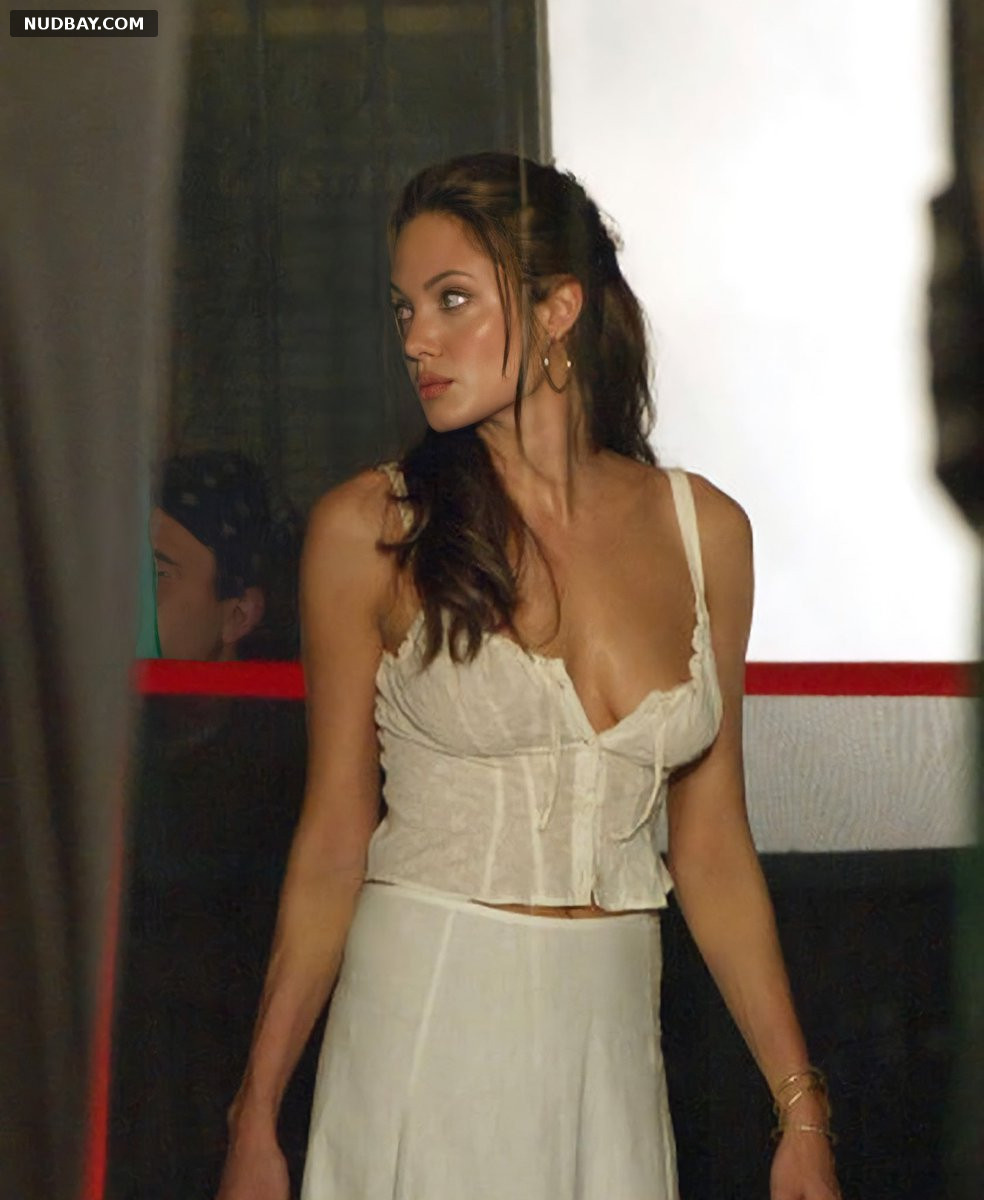Angelina Jolie Sexy on set Mr. & Mrs. Smith 2004