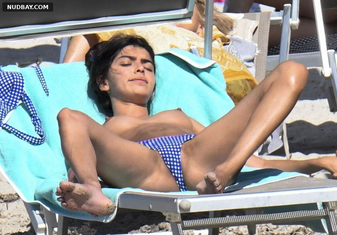 Lucia Rivera spread legs on holiday in Sardinia Jun 11 2022