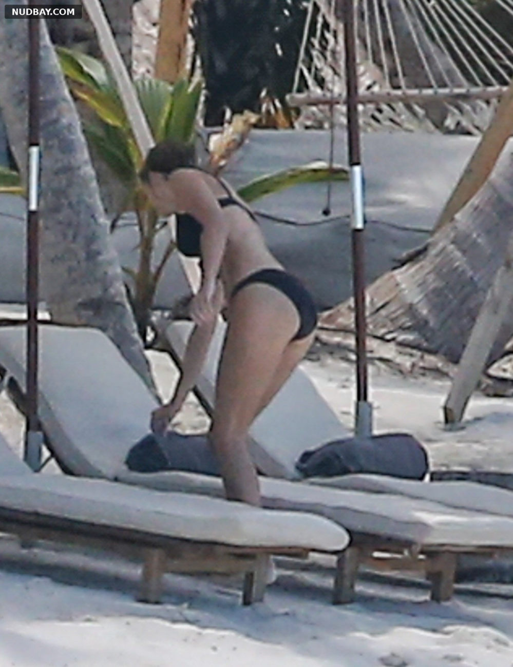 Taylor Swift Ass in bikini on the Beach in The Bahamas Jun 19 2022