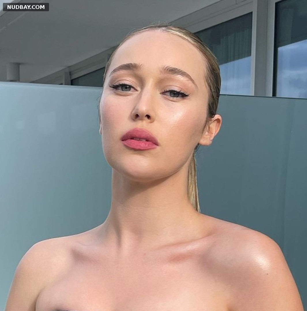 Alycia Debnam-Carey topless shows sexy tits 2022