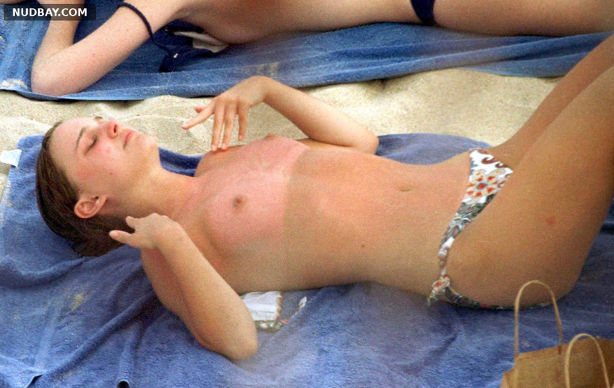Natalie Portman naked sexy on the beach in Caribbean Jan 2001 01