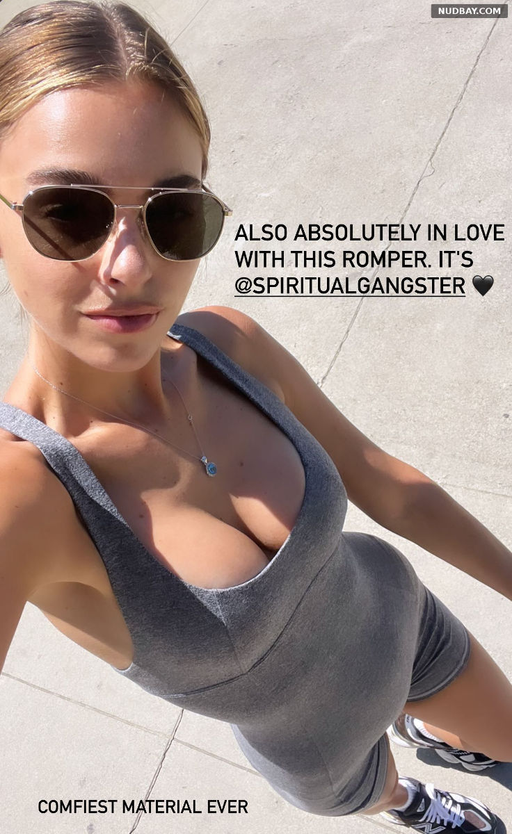 Elizabeth Turner showed big boobs selfie photo 2022