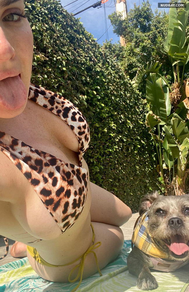 JoJo on vacation bikini selfie big boobs Aug 2022