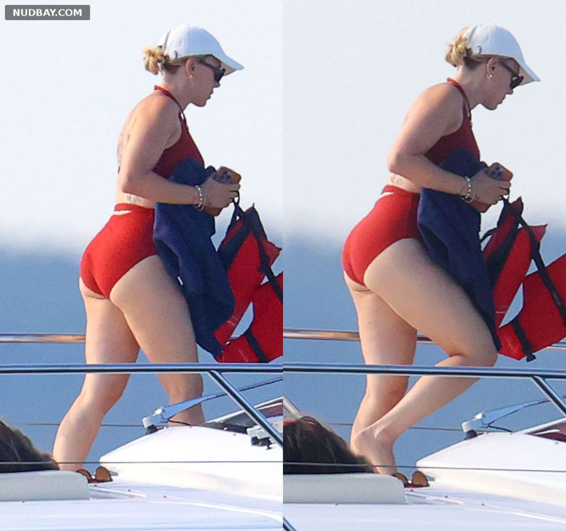 Scarlett Johansson Butt in a swimsuit at the Hamptons Aug 08 2022