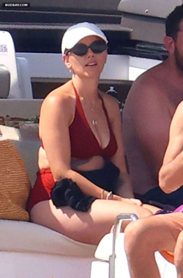 Scarlett Johansson sexy on a boat in a swimsuit at the Hamptons Aug 08 2022