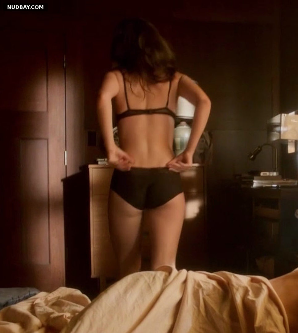 Phoebe Tonkin ass The Secret Circle S01 (2011)