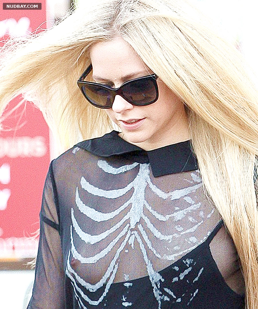 Avril Lavigne Nipple Slip went for a walk without a bra 2015