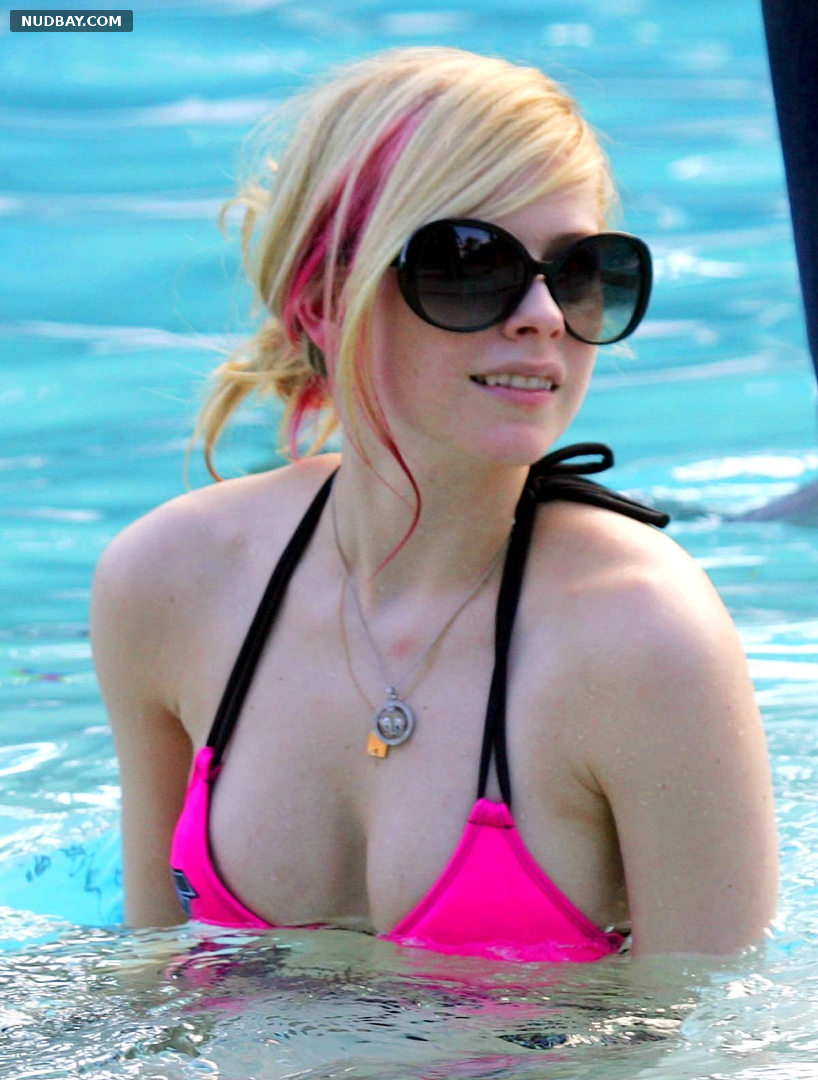 Avril Lavigne nude tits bikini in the pool Miami 2007