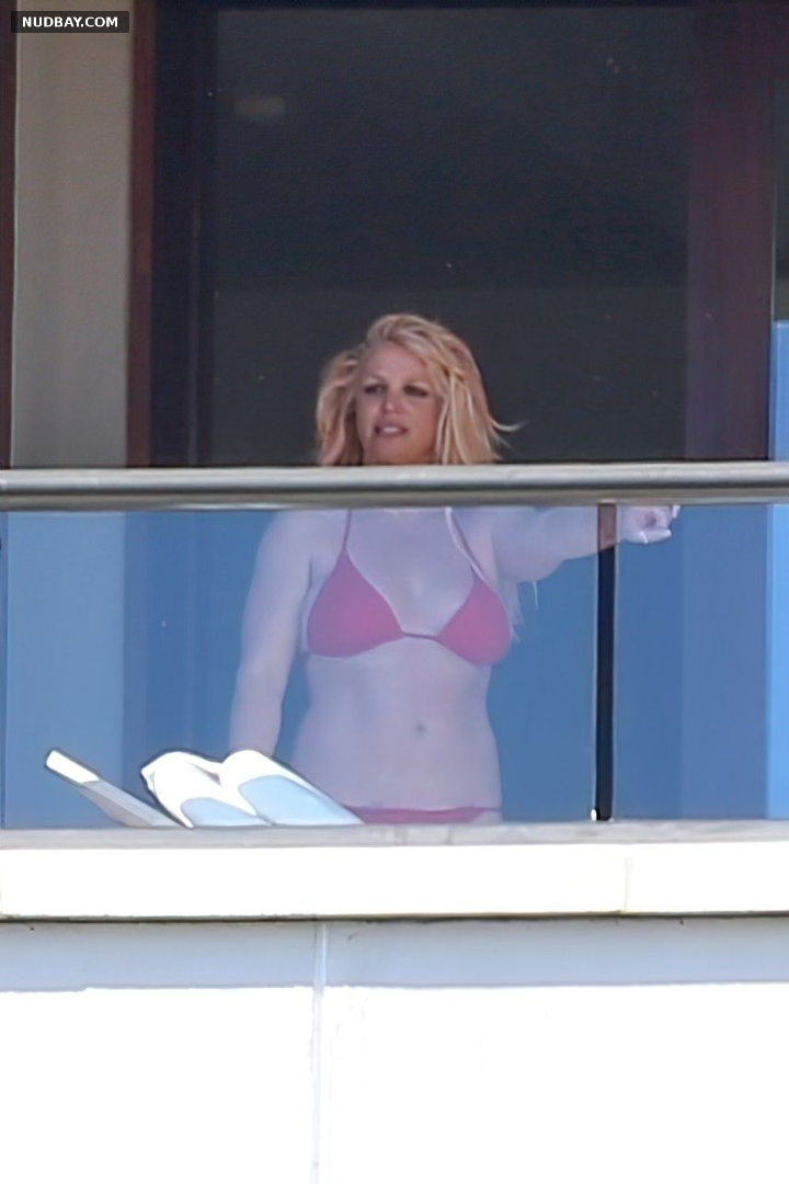 Britney Spears nude body spotted sunbathing in Hawaii 06 30 2021