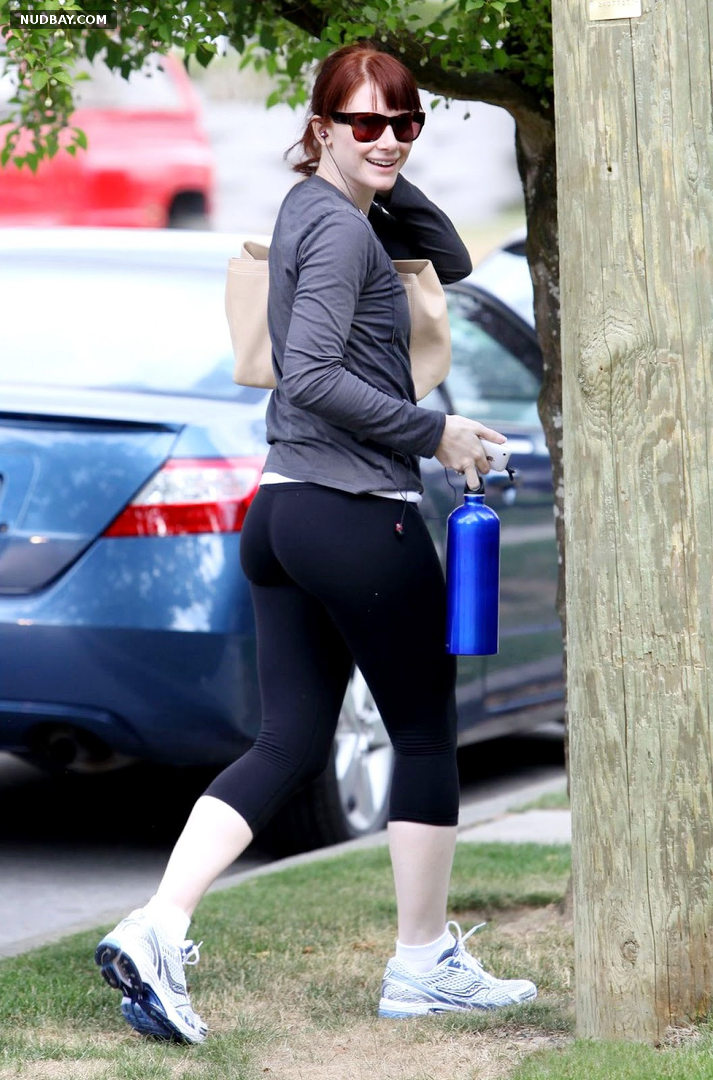Bryce Dallas Howard ass wears tight leggings 2013