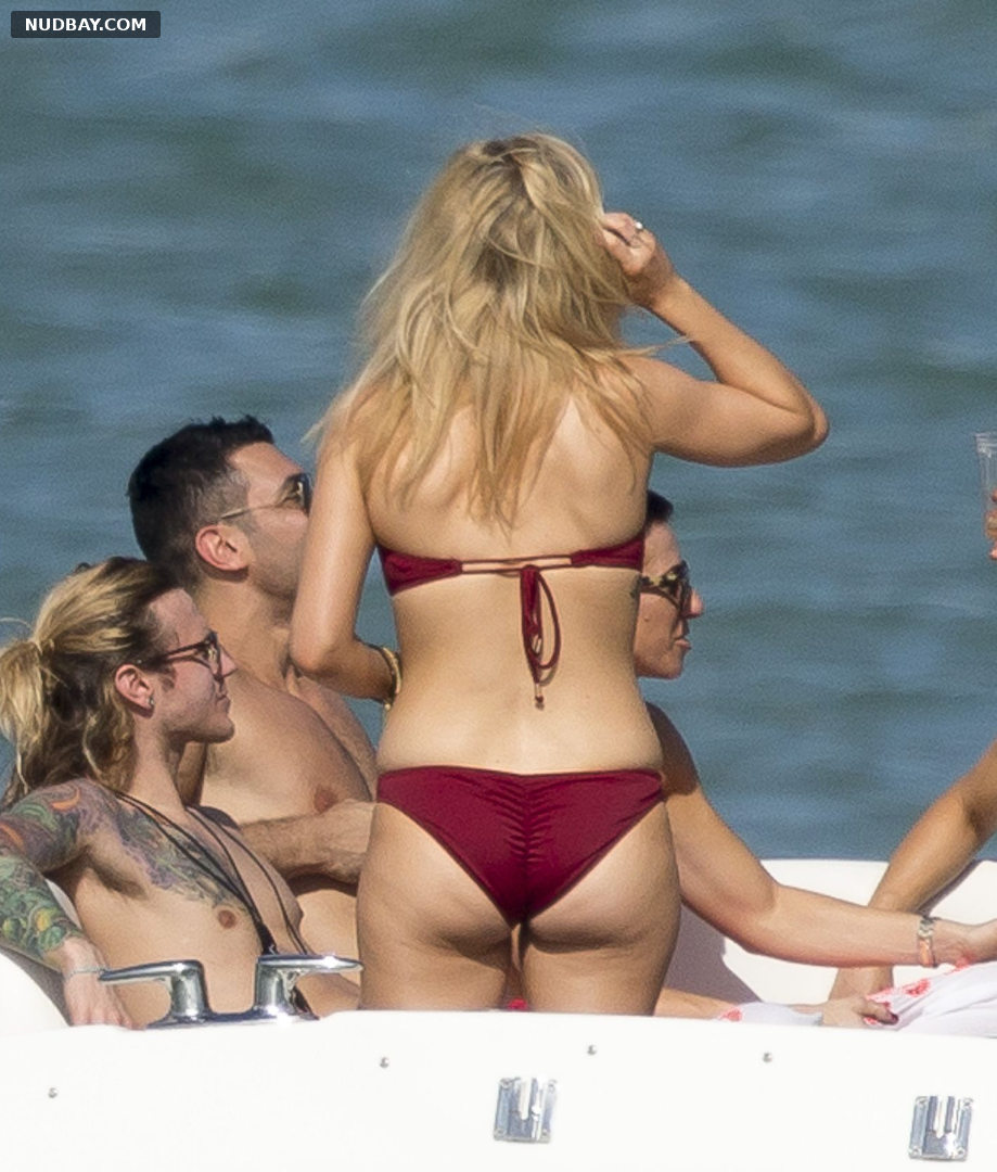 Ellie Goulding nude ass Wearing a bikini on a yacht in Miami 2015