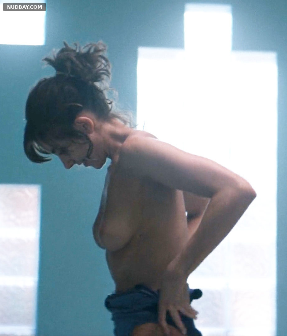 Alison Brie nude side tits GLOW S01E01 (2017)