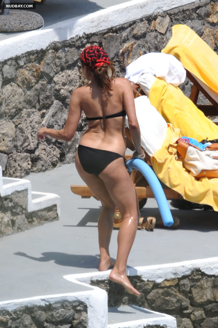 Eva Mendes Nude Butt in a bikini on holiday in Italy July 16 2009