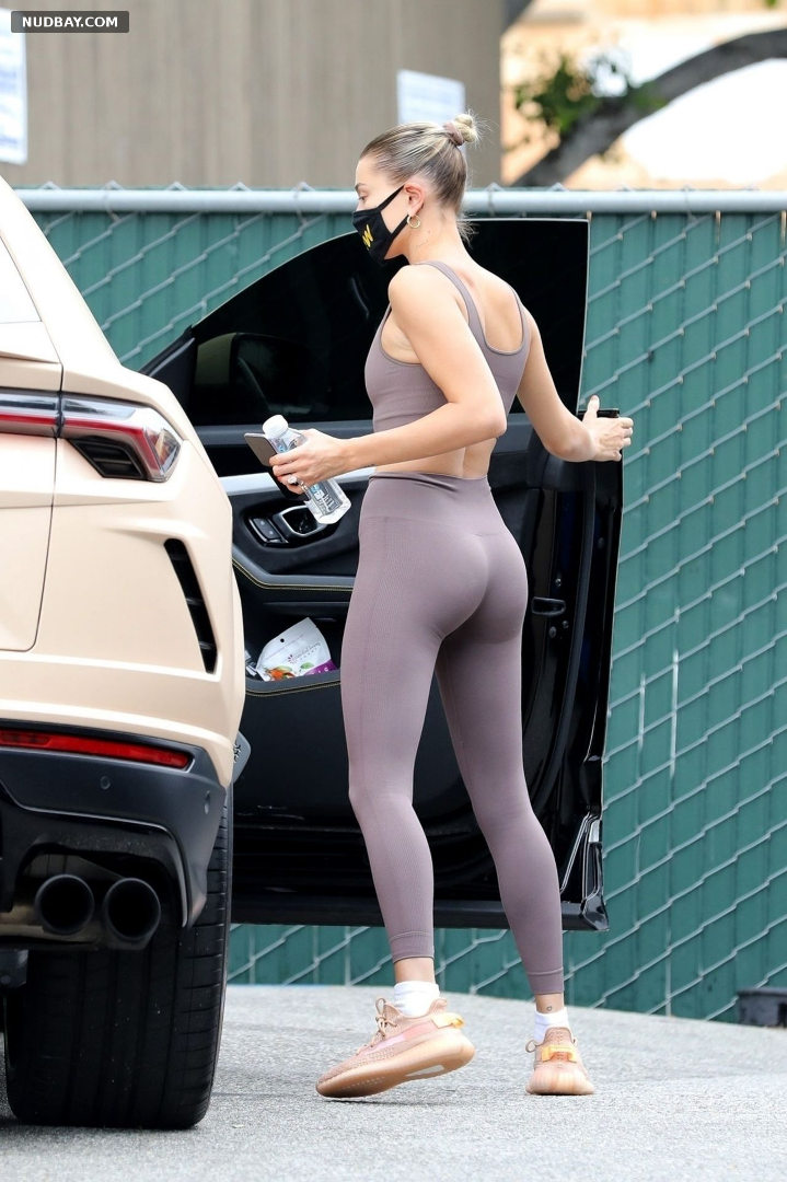 Hailey Baldwin booty leggings out in LA 2020