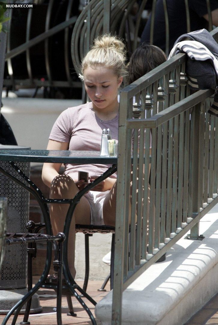 Hayden Panettiere spread her legs and showed juicy pussy 2013