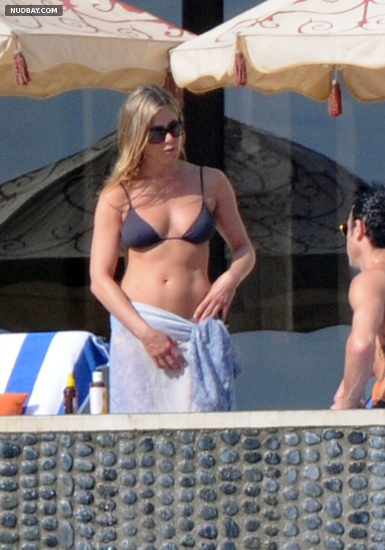 Jennifer Aniston naked wearing bikini in Los Cabos Dec 31th 2012
