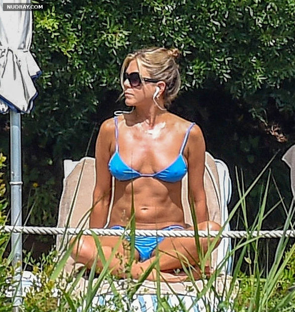 Jennifer Aniston nude body Wearing a Bikini in Portofino Italy 7 23 2018 01
