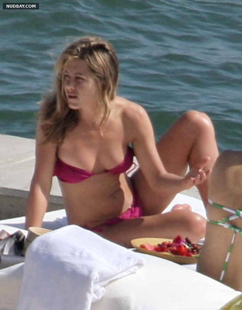 Jennifer Aniston nude sexy wears sexy bikini 2007