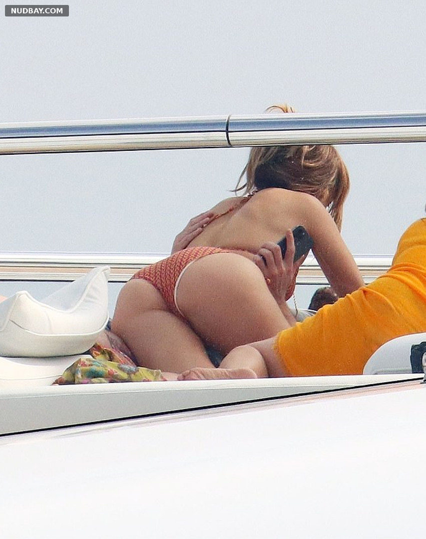 Jennifer Lopez Ass on a yacht with Ben Affleck in Saint-Tropez 07 24 2021
