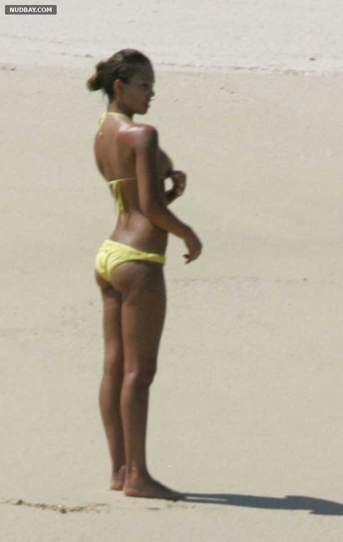 Jessica_Alba Ass in bikini on the beach in Mexico 2008