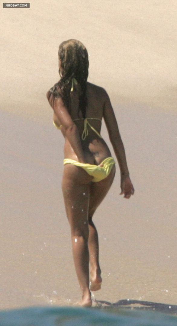 Jessica_Alba Bare Butt in bikini on the beach in Mexico 2008