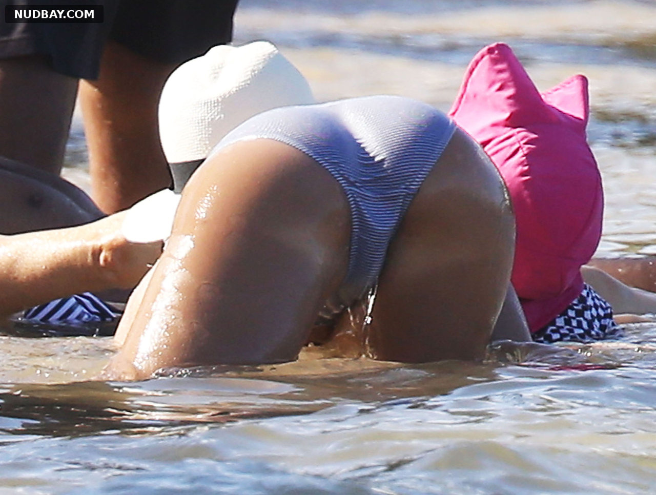 Jessica Alba pussy in bikini candids in the beach in Caribbean 2015