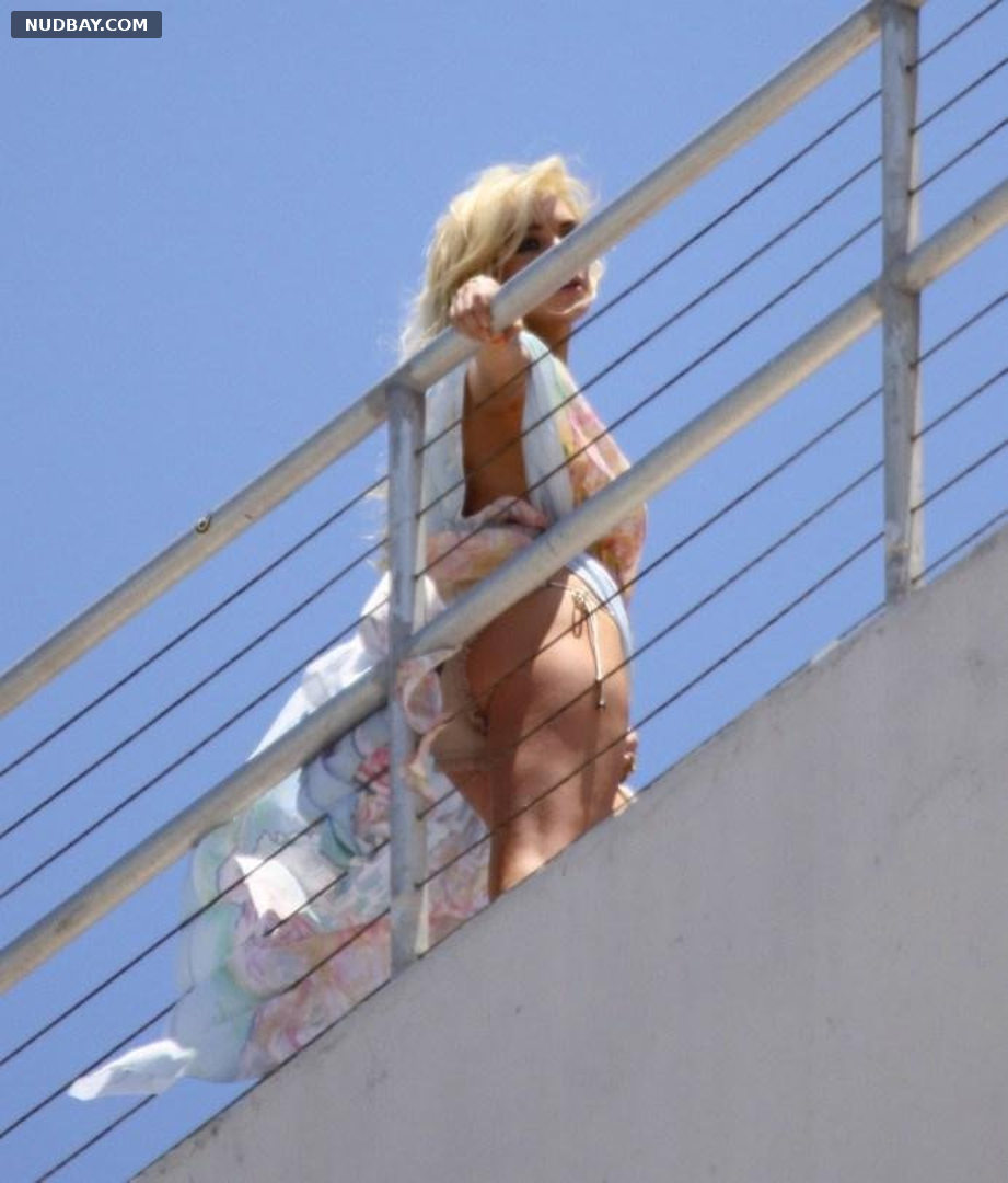 Lindsay Lohan upskirt booty on photo shoot 2009