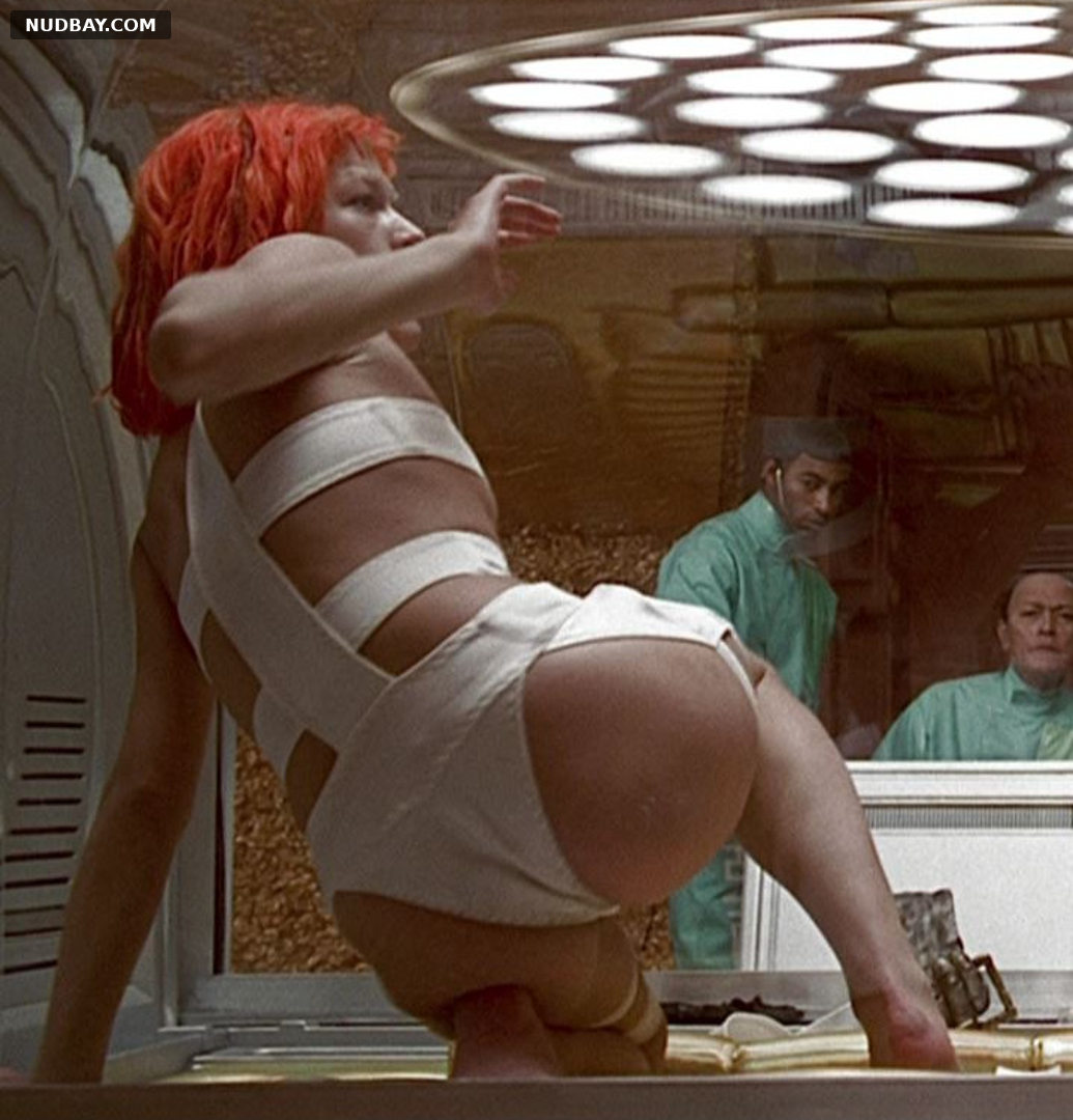Milla Jovovich nude in Le cinquième élément (1997)