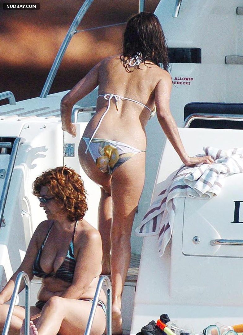 Penelope Cruz nude ass in bikini on a yacht Vacation 2007