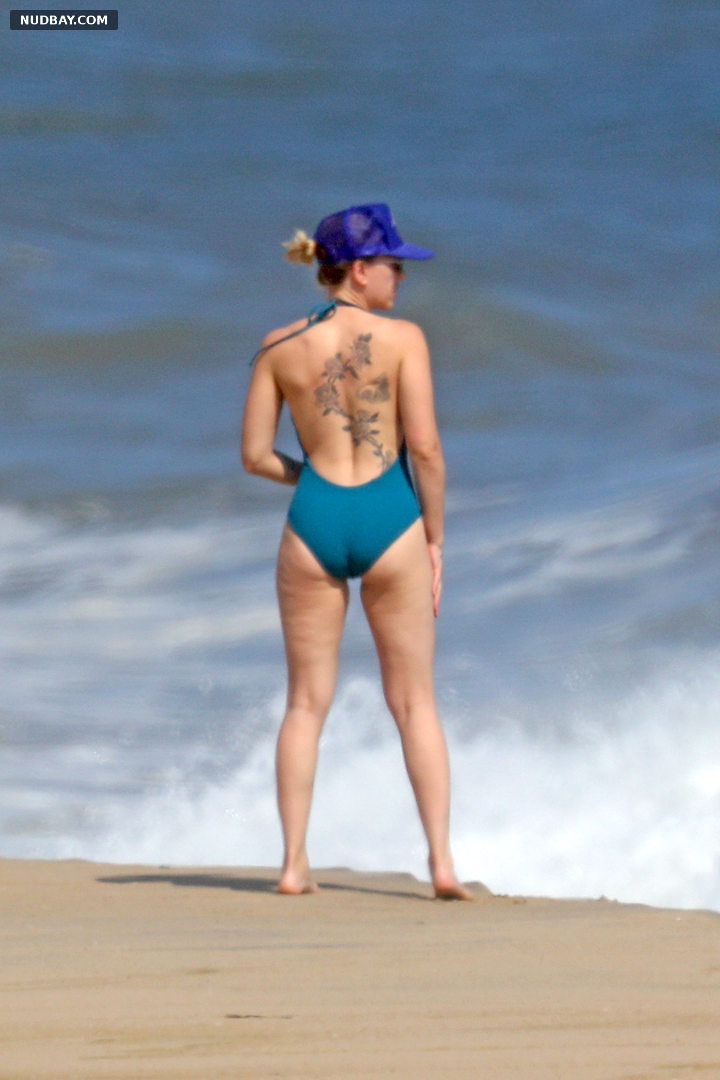 Scarlett Johansson naked Booty in blue Bikini on vacation 2018