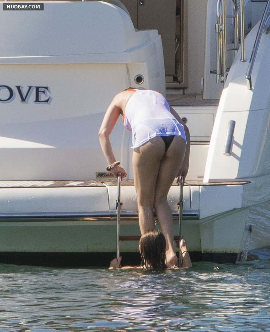 Selena Gomez ass wearing a bikini on a boat around Sydney Harbour 03 19 2018
