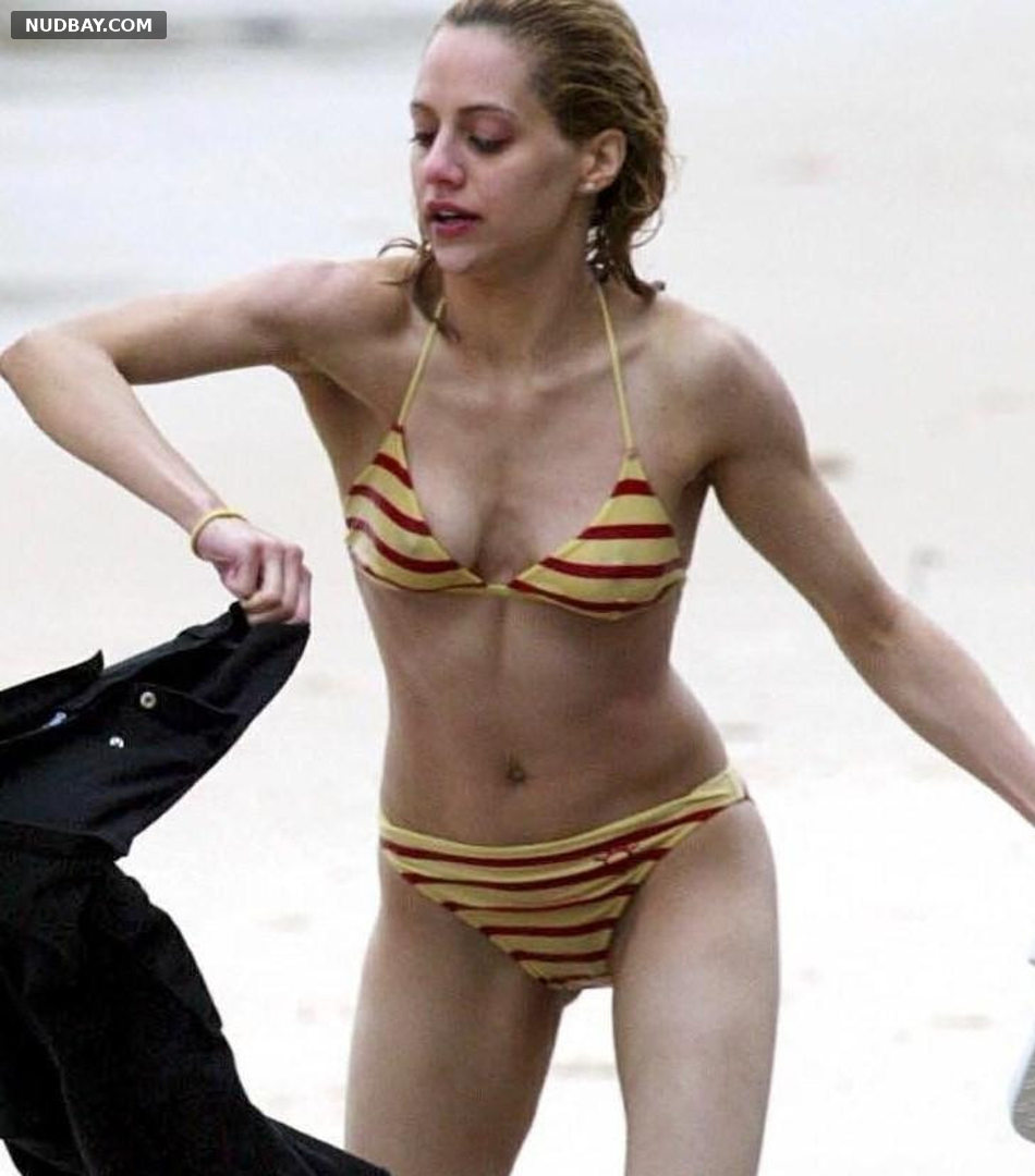 Brittany Murphy nude wears sexy bikini on the beach 2006