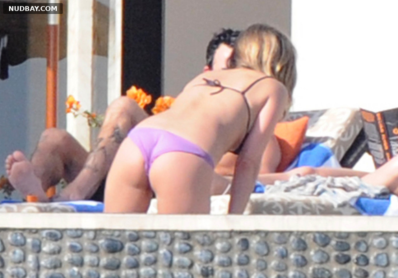 Jennifer Aniston Ass wearing bikini in Los Cabos Dec 31th 2012