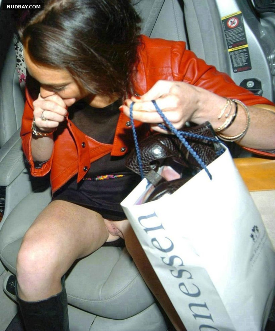 Lindsay Lohan Upskirt flashes her shaved pussy out of the car 2006