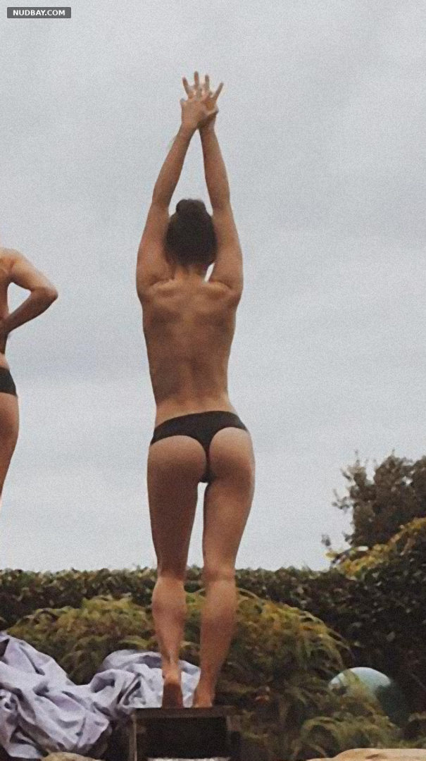 Maisie Williams nude ass in bikini on the beach 2016