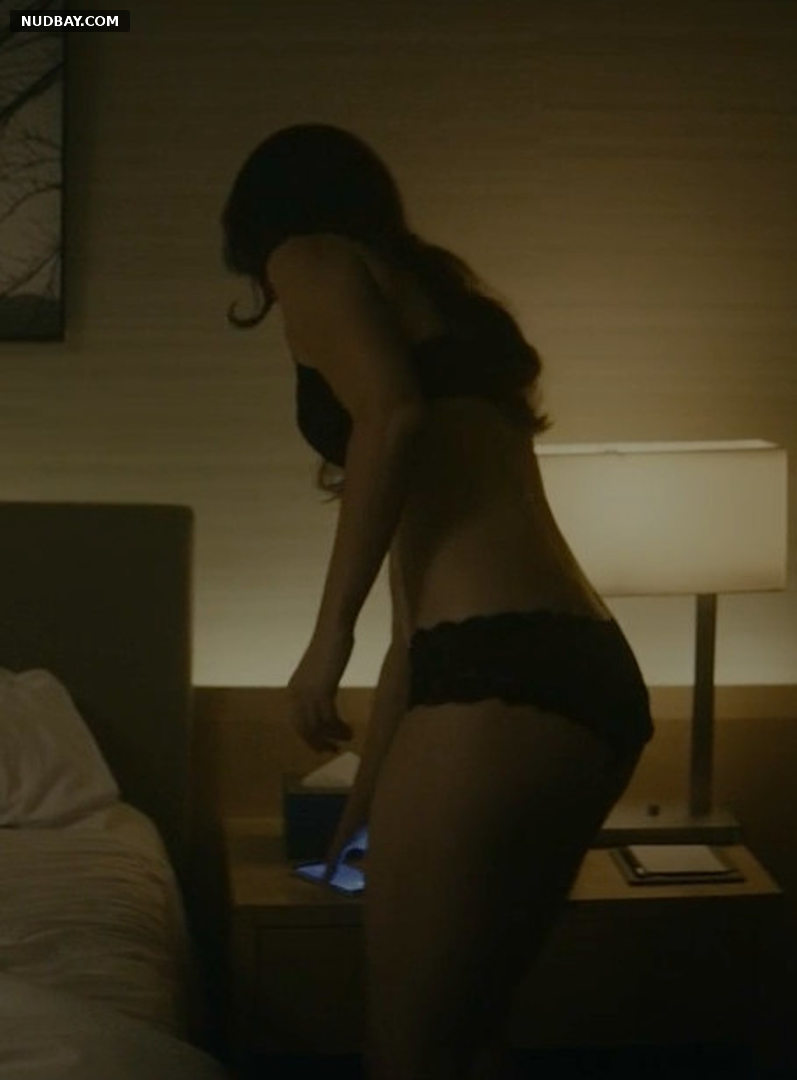 Mary Elizabeth Winstead nude ass in Kate (2021)
