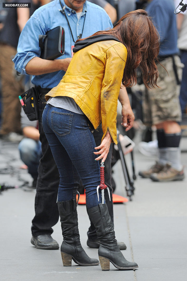 Megan Fox booty in jeans on the set of Teenage Mutant Ninja Turtles in NY 05 20 2013