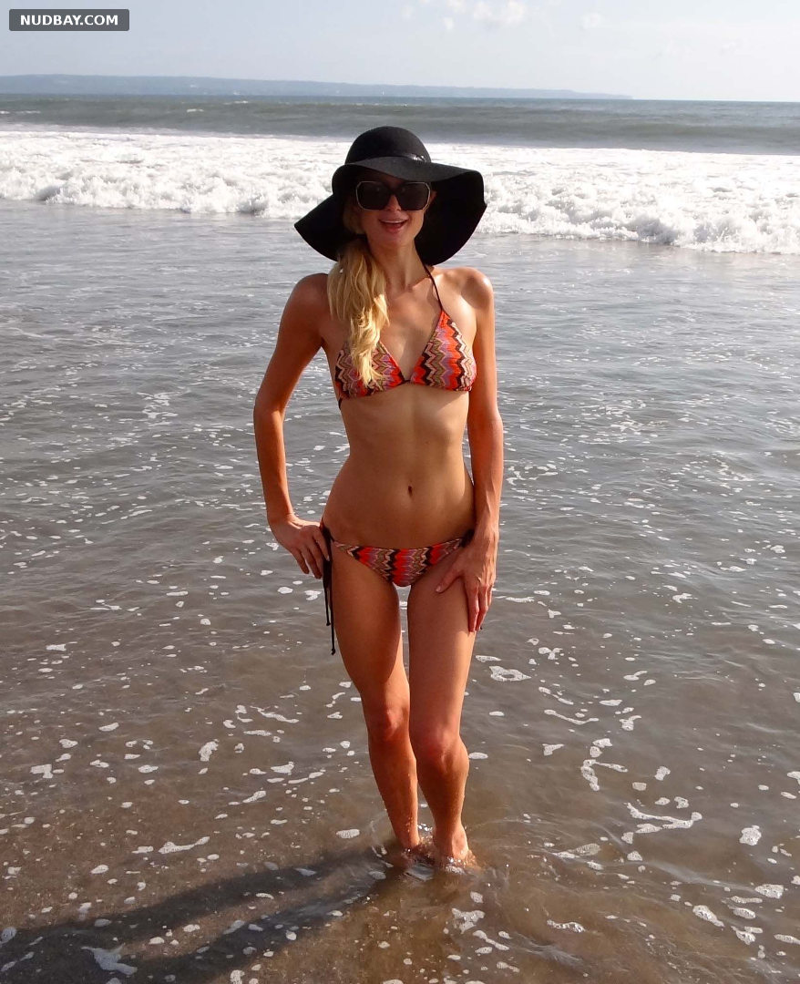 Paris Hilton nude in a sexy bikini on the beach 2010