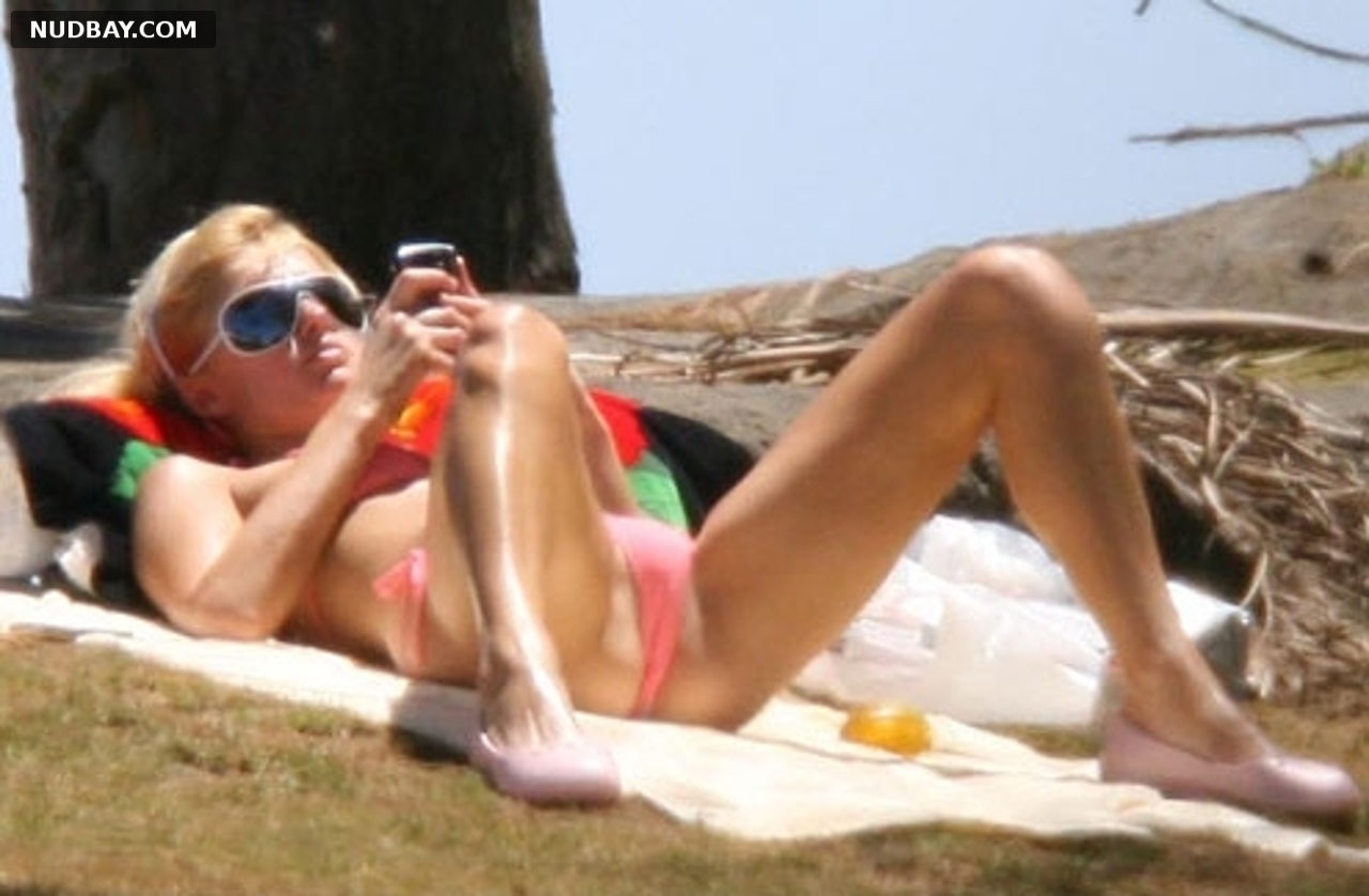 Paris Hilton on vacation spread her legs showing her crotch 2009