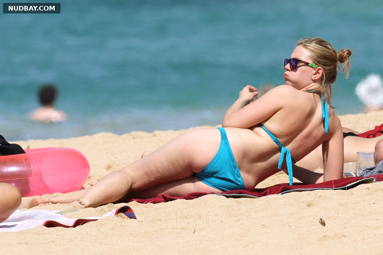 Scarlett Johansson naked butt in bikini on the beach in Hawaii 02 10 2012