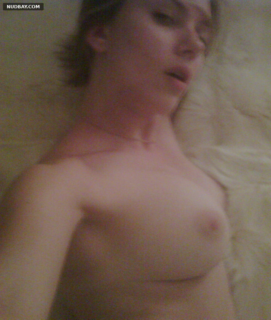Scarlett Johansson nude on the bed selfie tits 2011